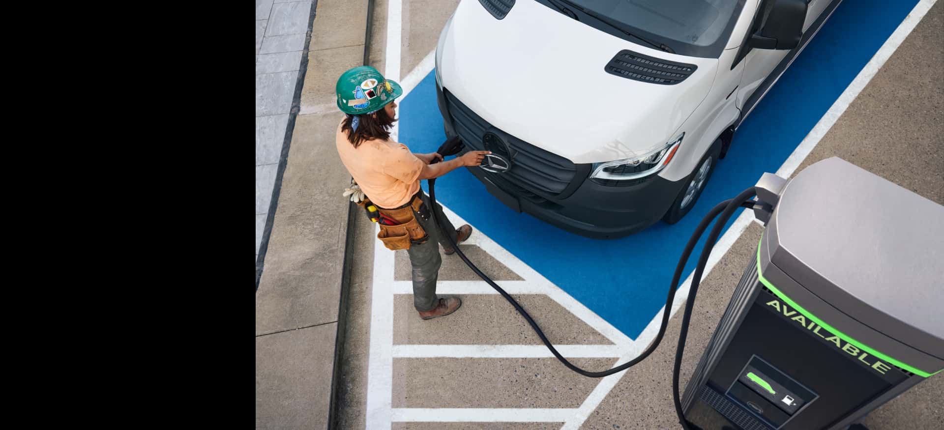 eSprinter_Sideshot_16_PanelVan_Detail-Charging_People_NAFTA_eciRGB_1920x875