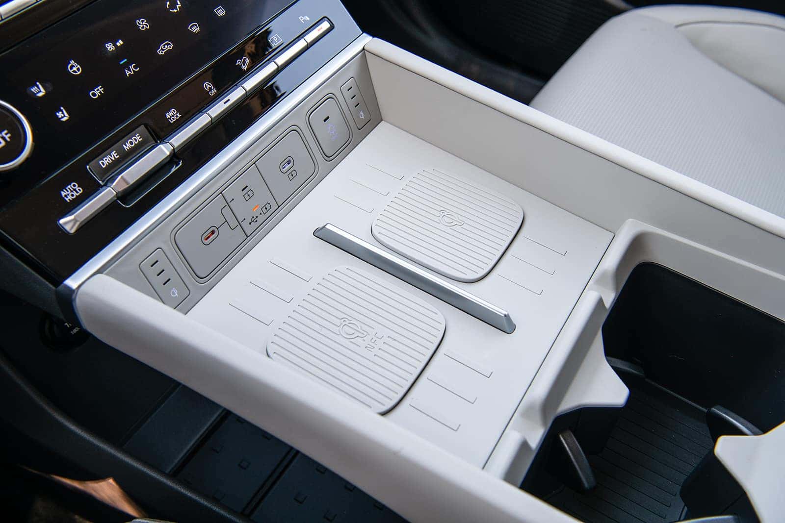2025 Hyundai Santa Fe interior console